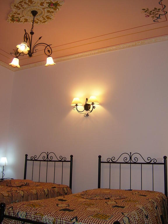 "O Viajante" Low Cost Hotel 에스트레모즈 객실 사진
