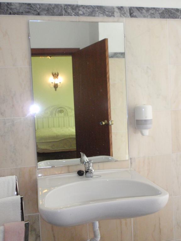 "O Viajante" Low Cost Hotel 에스트레모즈 객실 사진