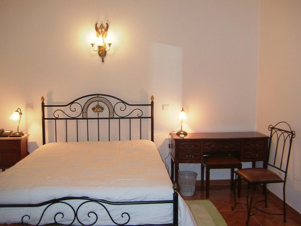"O Viajante" Low Cost Hotel 에스트레모즈 객실 사진